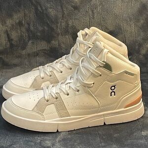 On The Roger Clubhouse Mid Sneakers White/Feather Women's Size 9.5